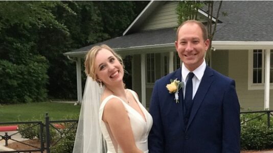 2 nurses take breather from ER to get married