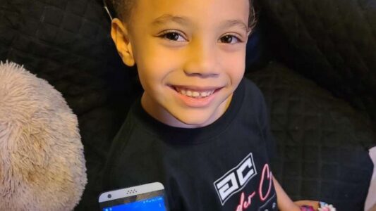 5-year-old girl dials 911, saves mom’s life