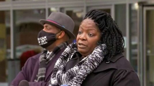 Chicago mayor apologizes to woman whose home was wrongly raided by police