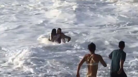 Pro surfer rushes into ocean near Oahu to make dramatic rescue