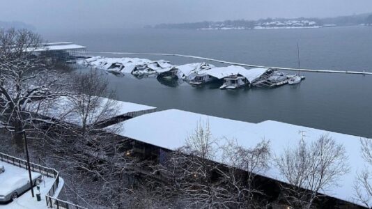 Twelve rescued from houseboats in Tennessee after winter storm causes dock collapse