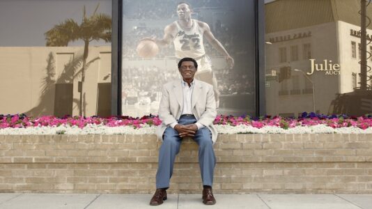 NBA Hall of Famer Elgin Baylor dies