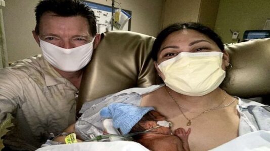 Woman gives birth on flight to Hawaii with help of doctor, NICU nurses