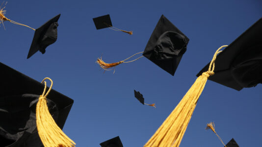 Teen pays tribute to late mom with graduation photoshoot