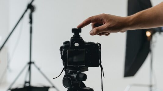 6-year-old boy follows mom’s instruction to leave mask on at school, wears it in school photo