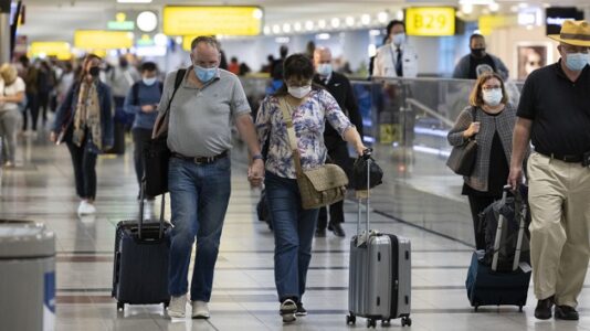 Pilots warn vaccine mandate could cause holiday travel chaos