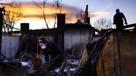 Colorado families begin to pick up pieces following winter wildfire