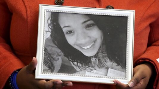 Obama Center honors Hadiya Pendleton, the Chicago girl who was shot and killed in 2013