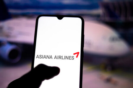 After man opens plane door mid-flight, flyers ask: How can that happen?
