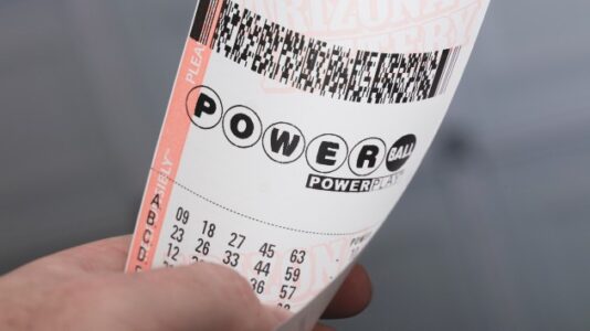Powerball jackpot soars to $925 million ahead of next drawing