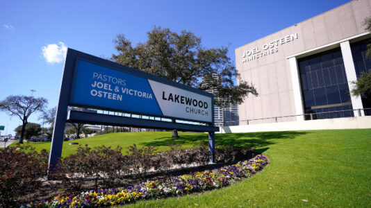 Joel Osteen prays for 7-year-old shot at Lakewood Church in 1st Sunday service since shooting