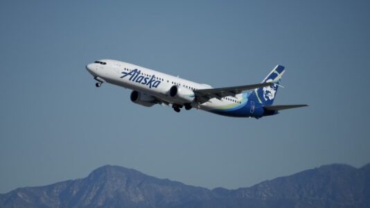 Student pilot allegedly tried to enter cockpit of Alaska Airlines flight multiple times