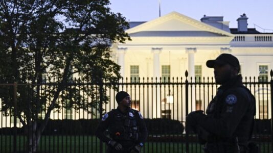Vehicle crashes into White House gate, killing driver; Secret Service says ‘no threat’