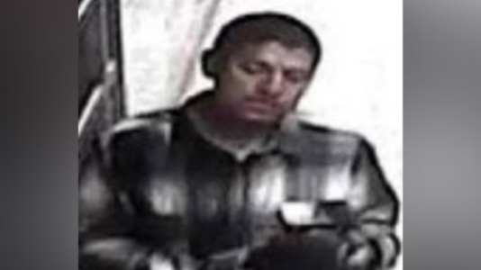 Woman randomly stabbed while walking down Los Angeles street, suspect at large: Police