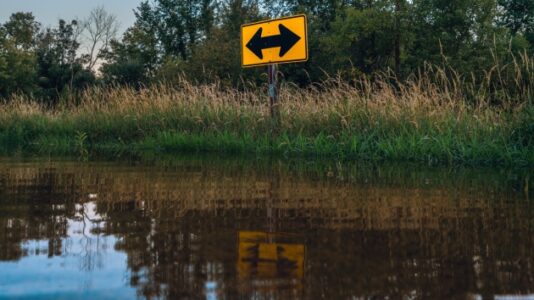 2 people missing after boat capsizes on Wisconsin River: Police