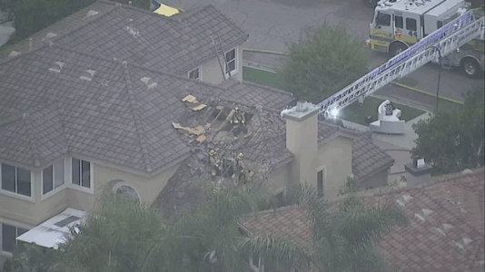 2 dead after small plane crashes into homes in Simi Valley, California