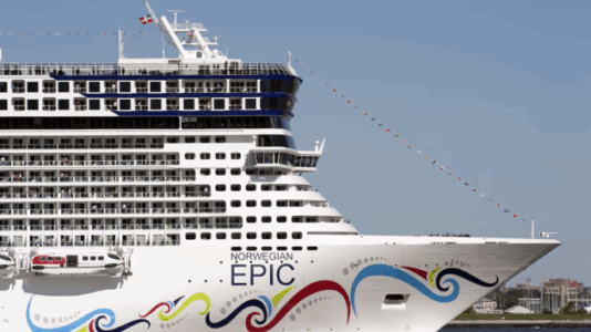 Passengers stranded for 7 hours after Norwegian Epic breaks moorings in heavy winds