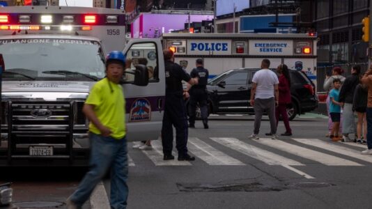 Suspect charged after leaving suspicious package in Times Square: Police